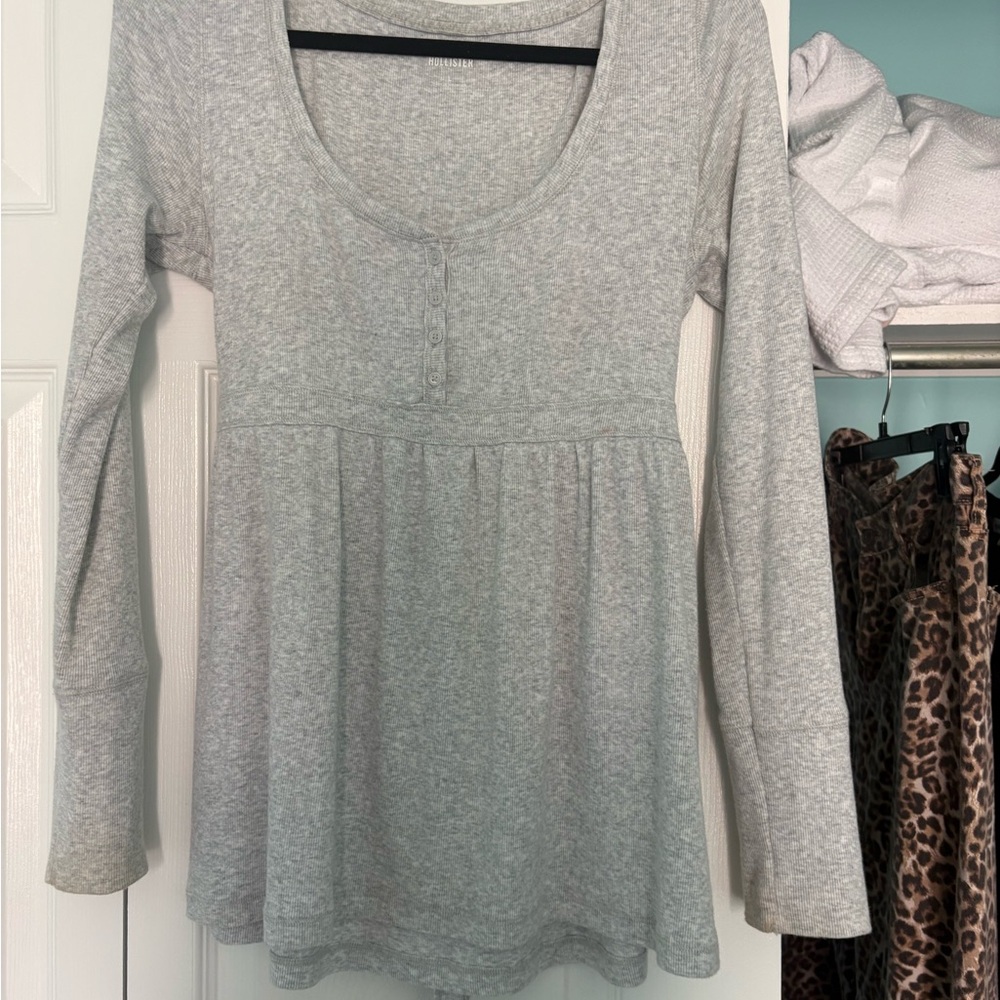 Cozy Gray Long-Sleeve Scoop Neck Top